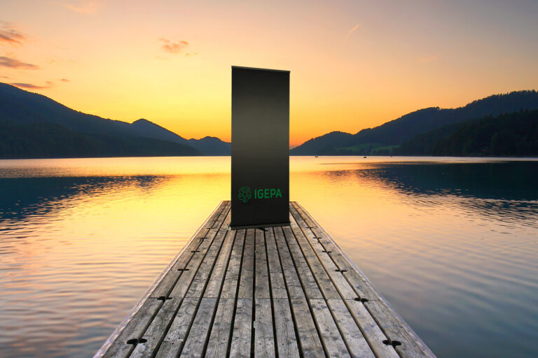 einsamer Steg am See