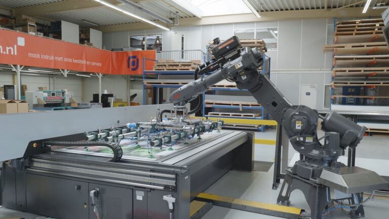Ontladen van flatbed printer (1) groot
